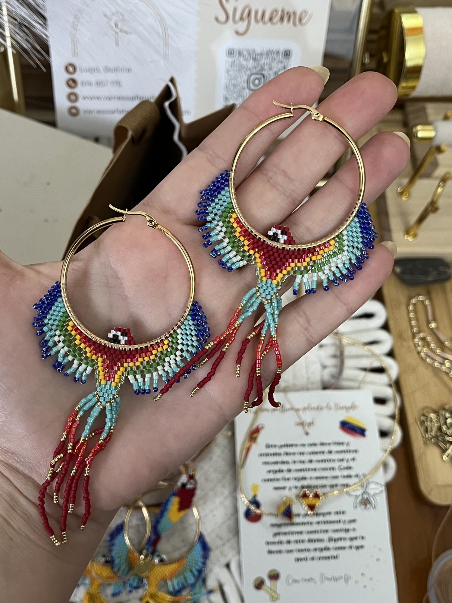 PENDIENTES GUACAMAYAS ROJAS