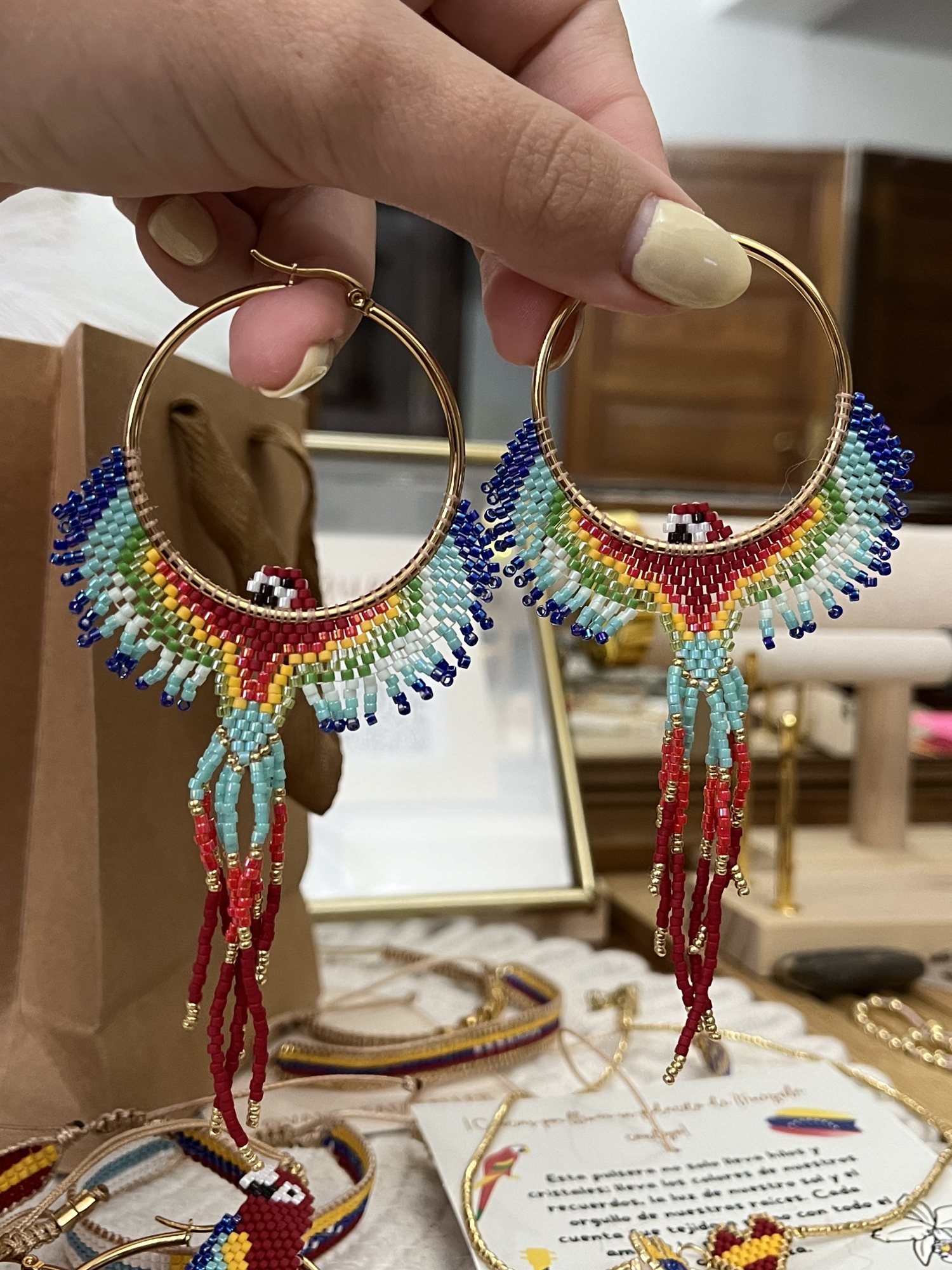 PENDIENTES GUACAMAYAS ROJAS